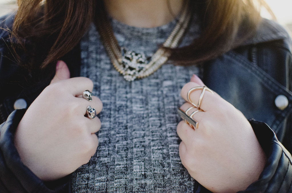 Blogger Nihan showing her rings and tiger necklace