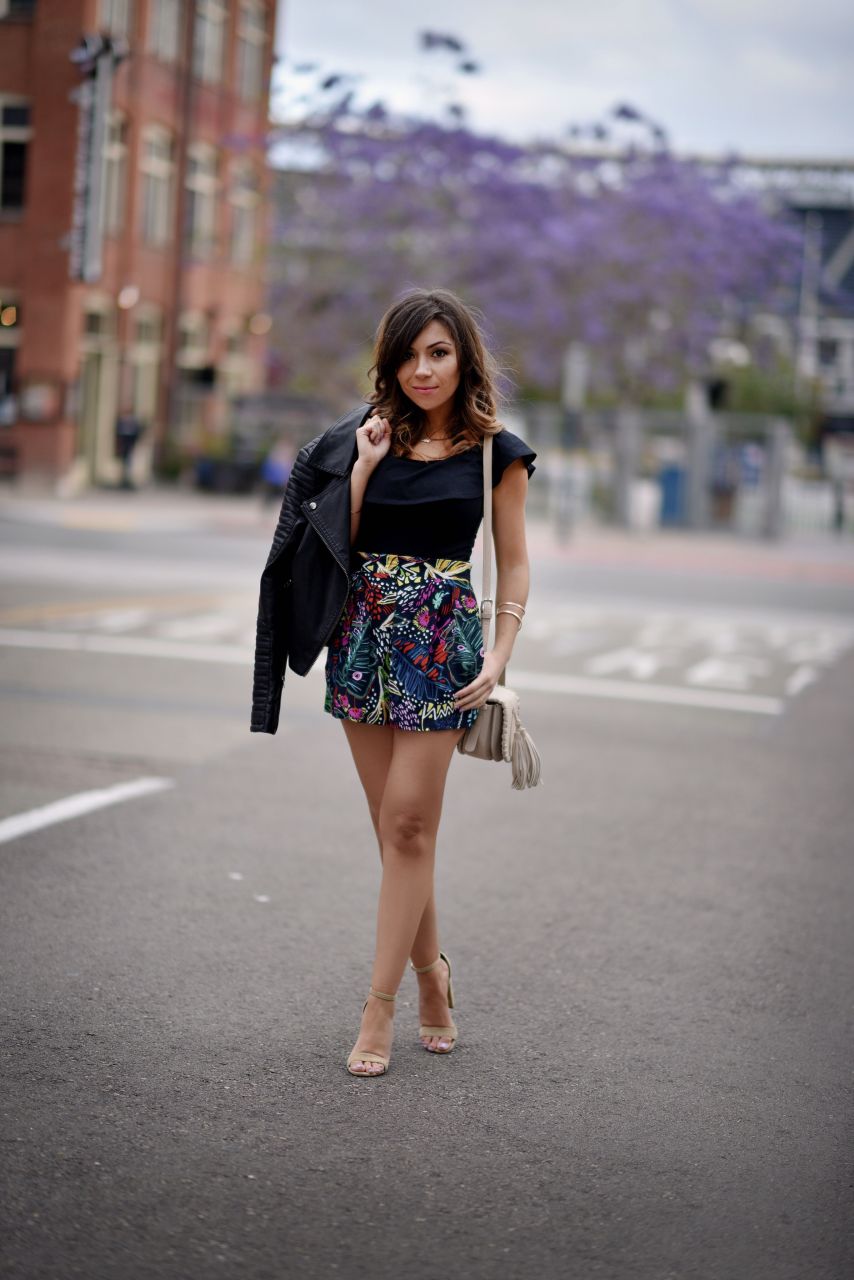Los Angeles fashion blogger print shorts and off the shoulder top