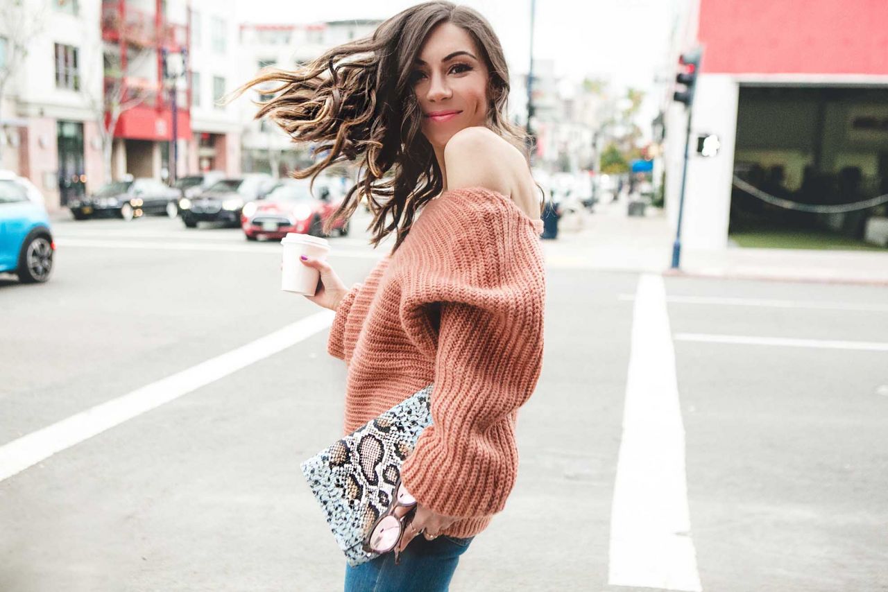 Style with Nihan wearing an open back sweater and H&M leopard clutch