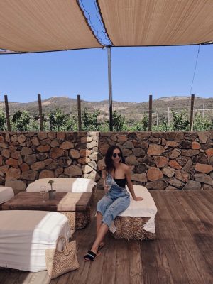 Style_with_Nihan_River_Island_Denim_Overalls_Hat_Attack_Straw_Bag_Cuatro_Cuatros_Winery_Valle_De_Guadalupe_Mexico