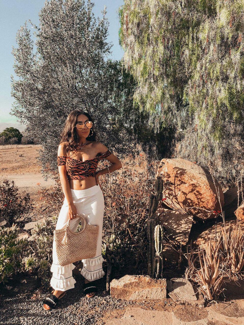 Style_with_nihan_river_island_crop_top_white_tassel_trousers_quay_sunglasses_hat_attack_straw_bag_valle_de_guadalupe_mexico