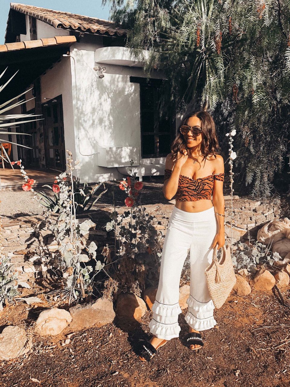 Style_with_nihan_river_island_leopard_print_crop_top_black_flat_sandals_quay_sunglasses_hat_attack_straw_bag_valle_de_guadalupe_mexico