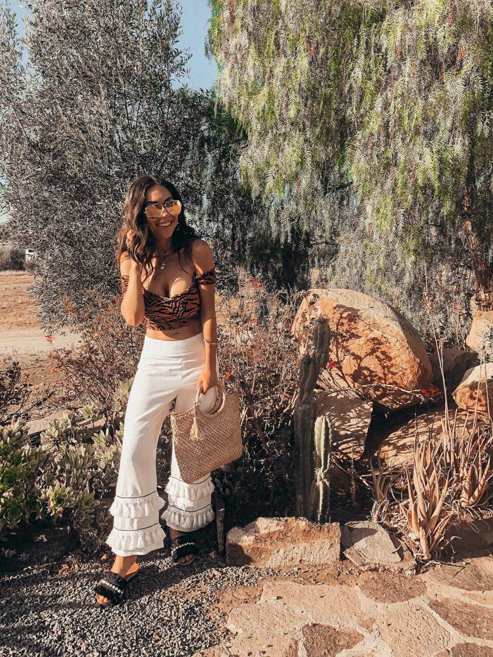 Style_with_nihan_river_island_leopard_print_crop_top_quay_sunglasses_hat_attack_straw_bag_valle_de_guadalupe_laja_restaurant_mexico